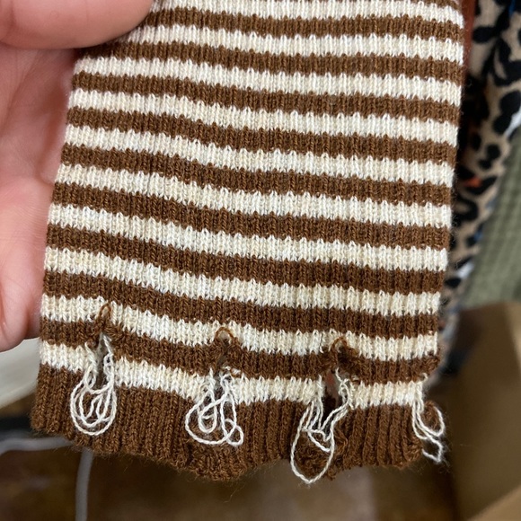 🆕 Striped Ribbed Distressed Top - Picture 2 of 3